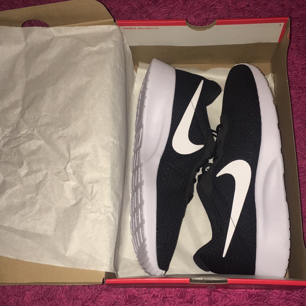 BRAND NEW Men’s Nike Tanjun